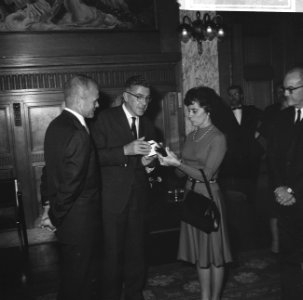 De burgemeester terwijl hij iets toont aan Anna Margaret Castor. John Glenn kijk, Bestanddeelnr 918-2947