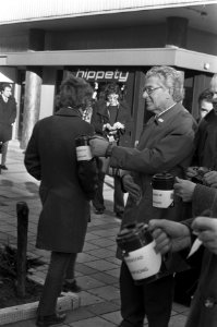 De burgemeester (rechts) biedt een collectebus aan, Bestanddeelnr 926-8716