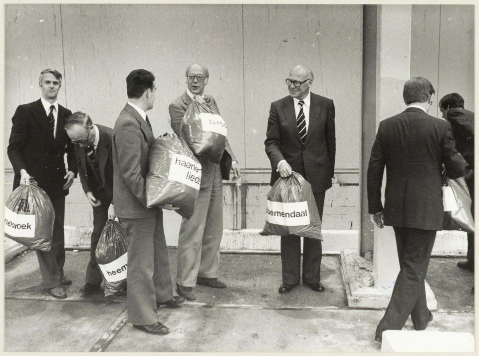 De burgemeesters de Widt (Bennebroek), van den Bosch (Heemstede), IJsselmuiden ( Haarlemmerliede), Machielsen (Zandvoort) en Weekhout (Bloemendaal) deponeren de eerste zakken vuilnis in het VAM-afvoer