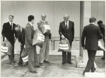 De burgemeesters de Widt (Bennebroek), van den Bosch (Heemstede), IJsselmuiden ( Haarlemmerliede), Machielsen (Zandvoort) en Weekhout (Bloemendaal) deponeren de eerste zakken vuilnis in het VAM-afvoer