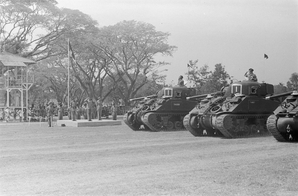 De Britse generaal EC Mansergh op bezoek bij een Brits-Indische tankeenheid , Bestanddeelnr 32-1-5