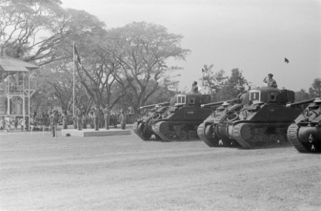 De Britse generaal EC Mansergh op bezoek bij een Brits-Indische tankeenheid , Bestanddeelnr 32-1-5