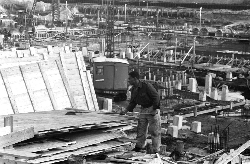 De bouwvakarbeiders weer aan de slag, het bouwwerk van de Nederlandse Bank op Fr, Bestanddeelnr 914-9041