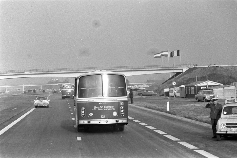 De bus met daarin koningin Juliana en koning Boudewijn op de nieuwe weg, Bestanddeelnr 925-3195