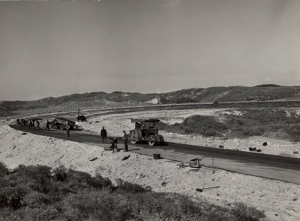 De aanleg van het nieuwe circuit. Aangekocht in 1977 van fotograaf C. de Boer. Identificatienummer 54-004057, NL-HlmNHA 54004057