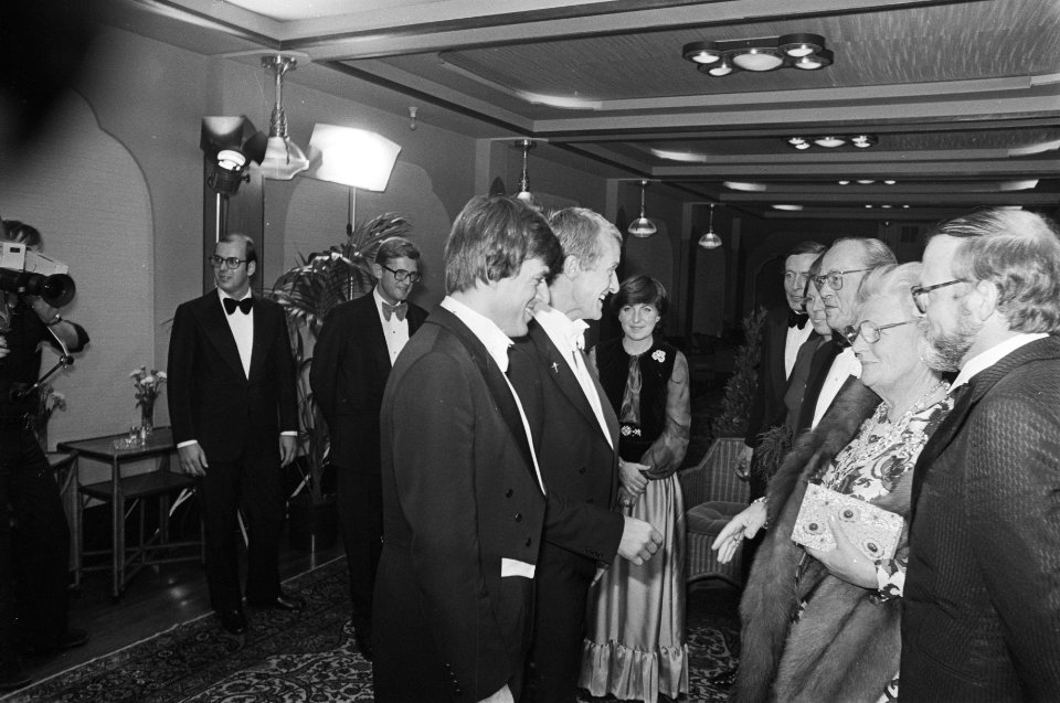 De acteurs worden voorgesteld aan de koninklijke familie v.l.n.r. Jeroen Krabbé,, Bestanddeelnr 929-3582