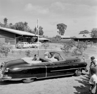 De aankomst van de koninklijke auto in Lelydorp voor een bezoek aan het Lelydorp, Bestanddeelnr 252-4696