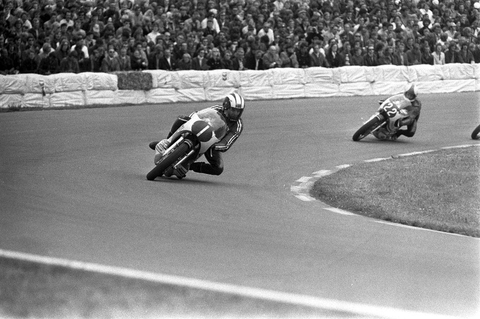 De Britse motorcoureur Phil Read (nr. 1, links), en de Fin Jarno Saarinen (nr. 2, Bestanddeelnr 925-6894