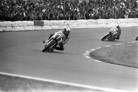 De Britse motorcoureur Phil Read (nr. 1, links), en de Fin Jarno Saarinen (nr. 2, Bestanddeelnr 925-6894