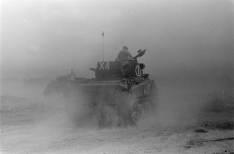 De Britse generaal EC Mansergh op bezoek bij een Brits-Indische tankeenheid , Bestanddeelnr 32-1-2