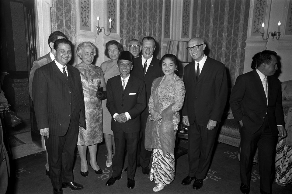 De ambassadeur van Indonesië, de heer Natadinigrat en echtgenote temidden van hu, Bestanddeelnr 921-6007