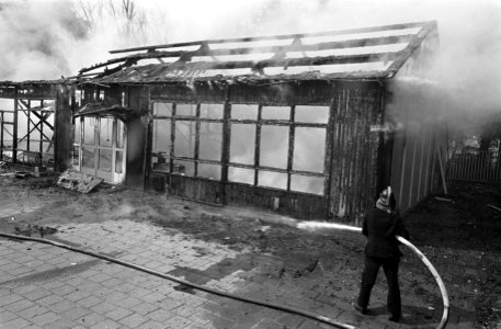 De brandweer is aan het blussen, Bestanddeelnr 922-6365