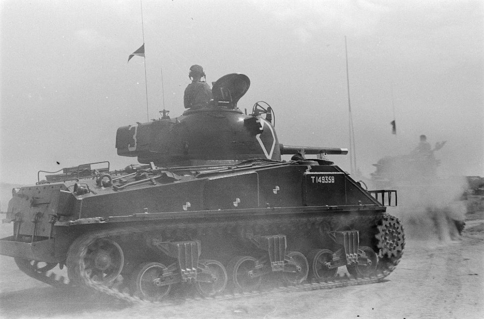 De Britse generaal E.C. Mansergh op bezoek bij een Brits-Indische tankeenheid , Bestanddeelnr 31-6-2