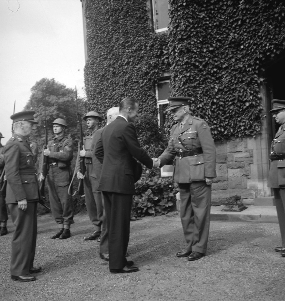De Amerikaanse ambassadeur bij de geallieerde regeringen, Drexel Biddle, bezoekt, Bestanddeelnr 934-9189