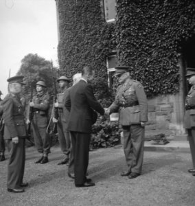 De Amerikaanse ambassadeur bij de geallieerde regeringen, Drexel Biddle, bezoekt, Bestanddeelnr 934-9189