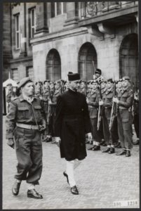 De ambassadeur van India, B.N. Chakravarty, inspecteert de erewacht bij aankomst, Bestanddeelnr 100-1230