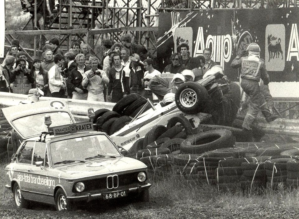 De Brandweer helpt de fransman René Arnoux uit zijn racewagen. Geschonken in 1986 door United Photos de Boer bv. Identificatienummer 54-004104, NL-HlmNHA 54010752