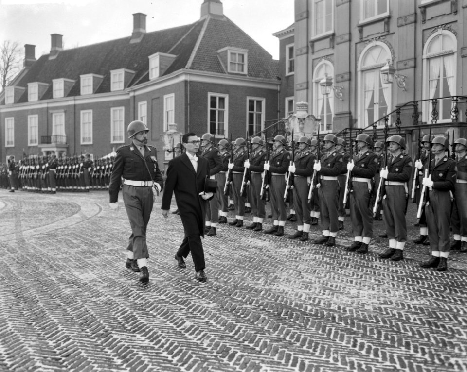 De ambassadeur van Birma, Sao Boonwaat, biedt zijn geloofsbrieven aan koningin J, Bestanddeelnr 913-5213