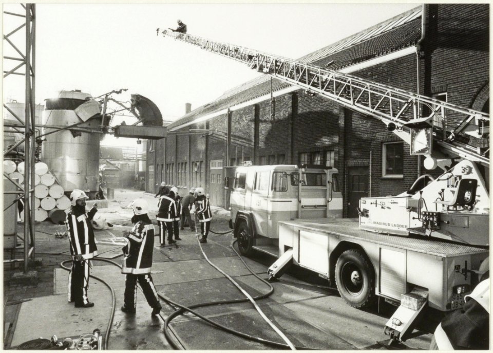 De brandweer aan het werk bij chemiebedrijf BPMWitco. NL-HlmNHA 54031453