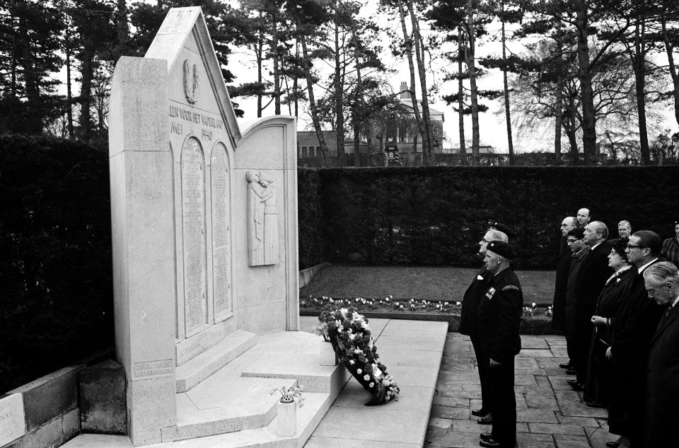 De Britse Ambassadeur Sir Andrew Noble heeft een krans gelegd bij het monument v, Bestanddeelnr 915-0838
