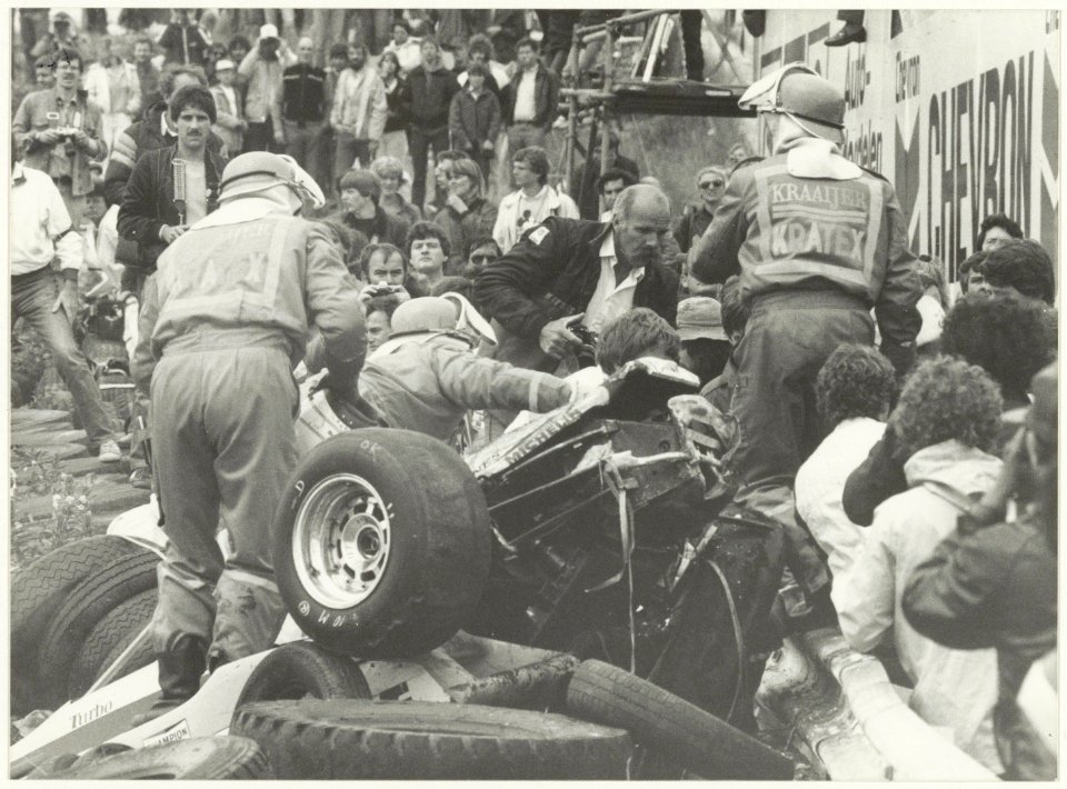 De Brandweer help René Anoux uit zijn racewagen. Grand Prix 1982. NL-HlmNHA 54004724