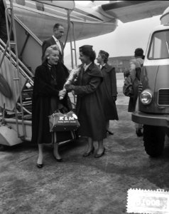 De Amerikaanse voormalige filmactrice en tv-presentatrice Faye Emerson op Schiph, Bestanddeelnr 908-0018