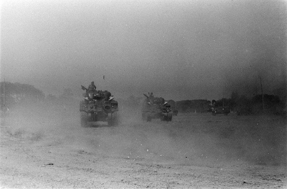 De Britse generaal E.C. Mansergh op bezoek bij een Brits-Indische tankeenheid , Bestanddeelnr 31-6-6