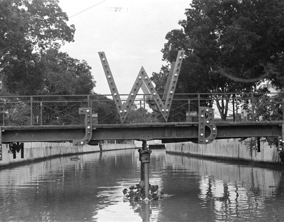 De brug versierd met de letters J, W en B tgv geboorte prinses Marijke, Bestanddeelnr 157-6-2