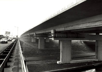 De brug tijdens de bouw, ziende naar het noorden. Aangekocht in 1981 van fotograaf C. de Boer, NL-HlmNHA 54011498