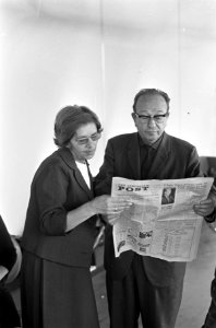 De ambassadeur en zijn echtgenote lezen een krant, Bestanddeelnr 920-4221