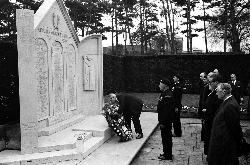 De Britse Ambassadeur Sir Andrew Noble heeft een krans gelegd bij het monument v, Bestanddeelnr 915-0837