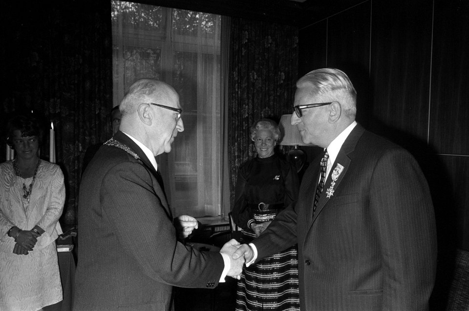 De burgemeester van Amsterdam, Ivo Samkalden (l) feliciteert de heer Snijders me, Bestanddeelnr 925-6781