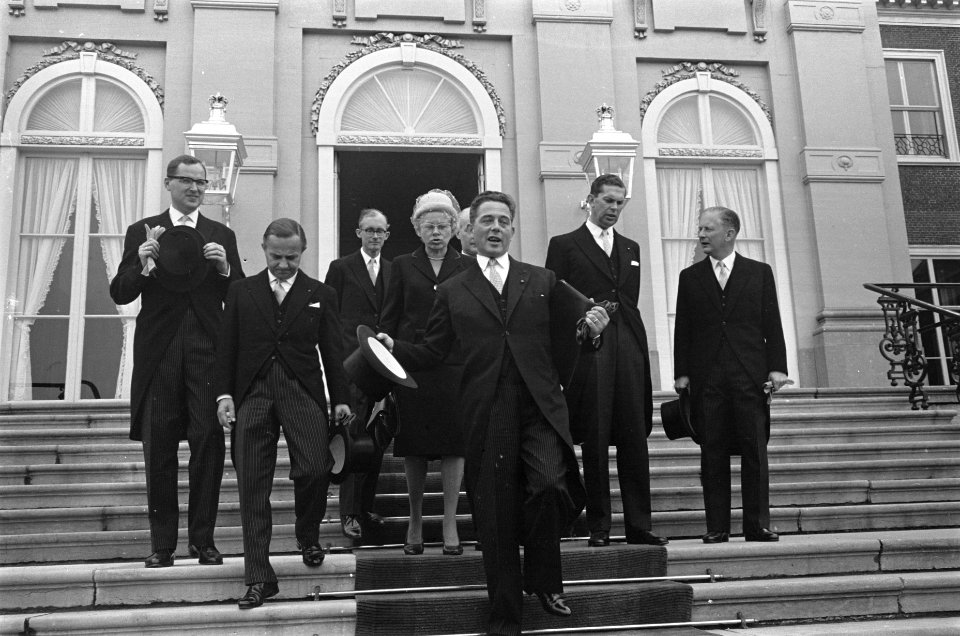 De acht ministers van het kabinet Marijnen zijn door koningin Juliana op Huis te, Bestanddeelnr 915-3773