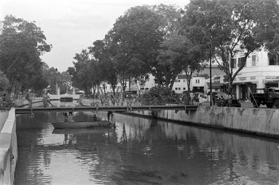 De brug versierd met de letters J, W en B t.g.v. geboorte prinses Marijke, Bestanddeelnr 157-6-3