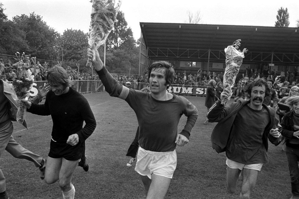 De AZ 67-spelers tijdens de ereronde na de overwinning, Bestanddeelnr 925-6455