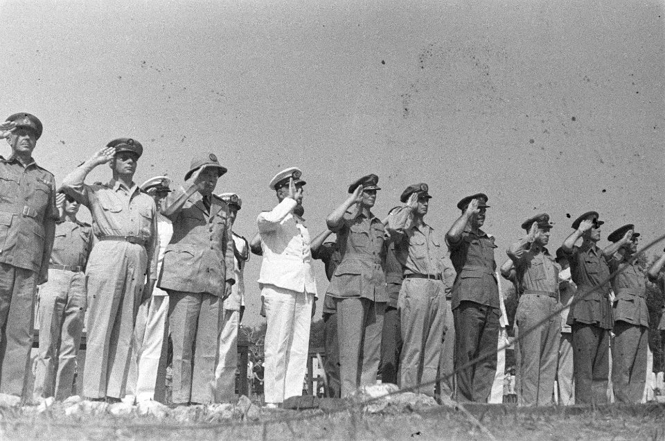De autoriteiten brengen een groet. vlnr Mansergh, Spoor, Van Mook, Pinke, Buurm…, Bestanddeelnr 48-6-2