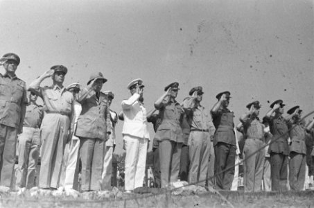 De autoriteiten brengen een groet. vlnr Mansergh, Spoor, Van Mook, Pinke, Buurm…, Bestanddeelnr 48-6-2