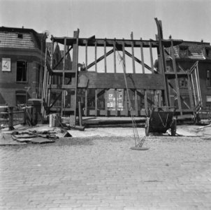De brug over het Hoornsediep te Groningen opgeblazen door de in het nauw gedreve, Bestanddeelnr 900-5152