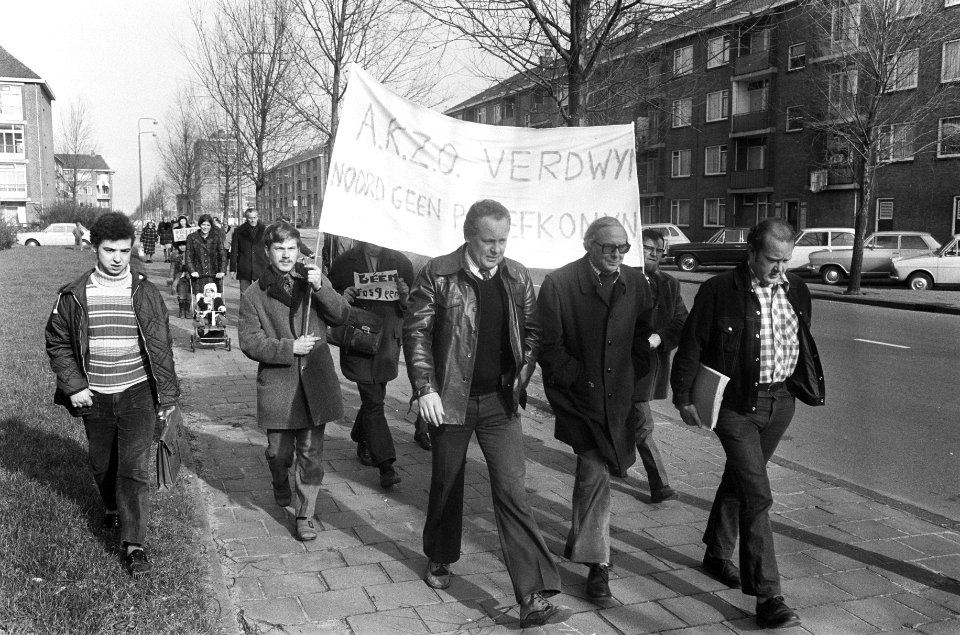 De acteur (midden) en andere demonstranten met een spandoek, Bestanddeelnr 927-0009