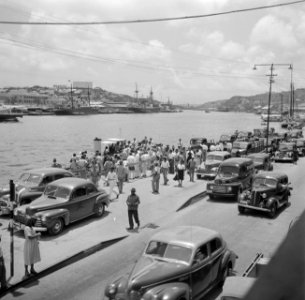 De aanlegsteiger van de pont op de Handelskade in Willemstad op Curaçao, Bestanddeelnr 252-7251