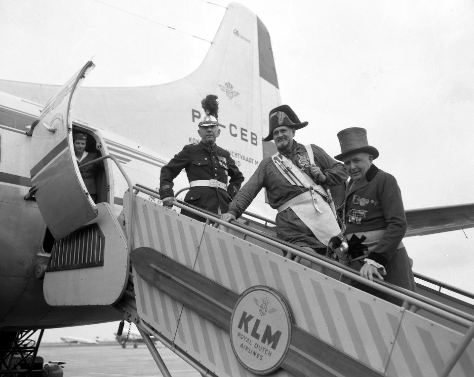 De Burgemeester van Montmartre en Commandant Brandweer op Schiphol voor opening , Bestanddeelnr 907-9873