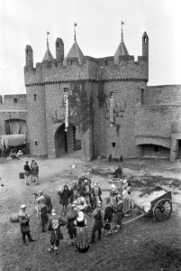 De acteurs staan bij de poort van het kasteel Doornenburg, Bestanddeelnr 921-6927