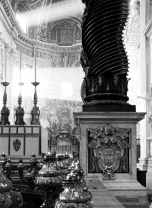 De absis van de Sint-Pietersbasiliek met vooraan de bronzen lampen op de balustr, Bestanddeelnr 191-1249