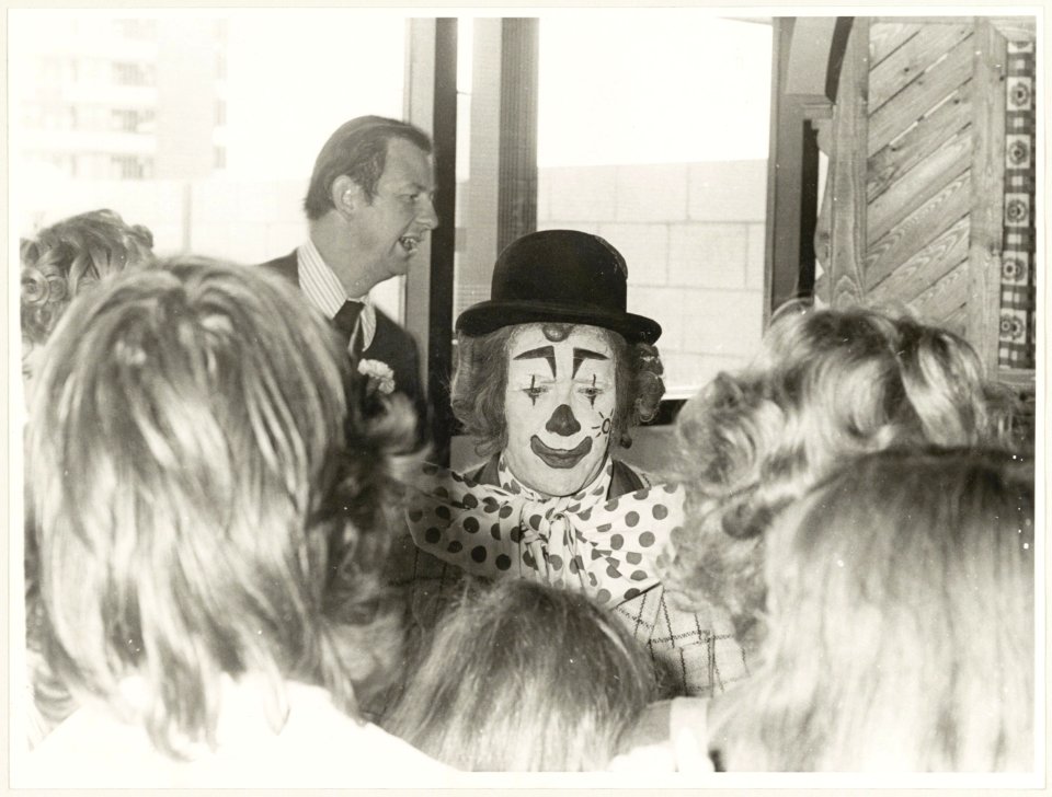 De acteur Cor Witsche in zijn rol als Pipo de Clown tijdens de opening van Vroom & Dreesmann in Schalkwijk