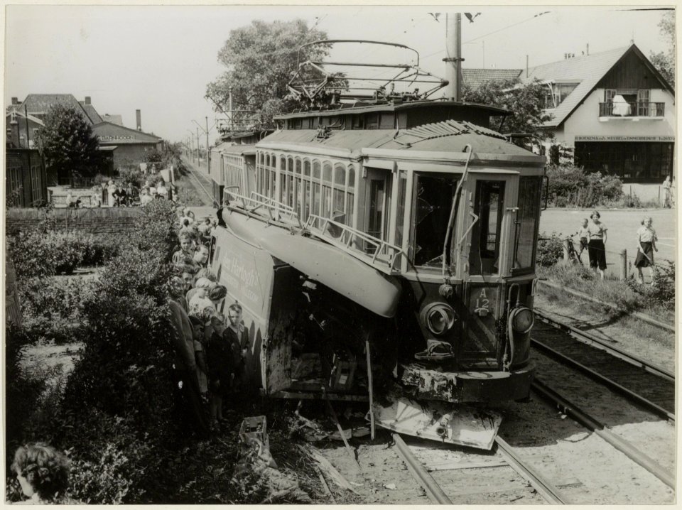 De Blauwe Tram na een botsing met een bestelauto op 13 augustus 1952 in Bentveld. De trambaan liep parallel aan de Zandvoortselaan door de duinen. NL-HlmNHA 54004210