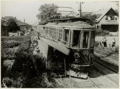 De Blauwe Tram na een botsing met een bestelauto op 13 augustus 1952 in Bentveld. De trambaan liep parallel aan de Zandvoortselaan door de duinen. NL-HlmNHA 54004210