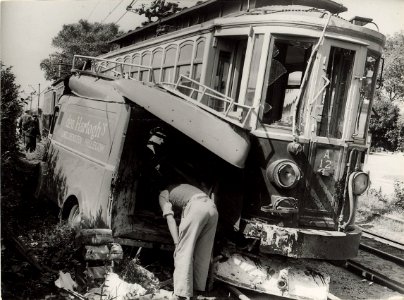 De Blauwe Tram(Zandvoort-Haarlem-Amsterdam) na een botsing met een bestelauto op 13 augustus. Aangekocht van fotograaf C. de Boer. Identificatienummer 54-004211, NL-HlmNHA 1478 25900 K 38
