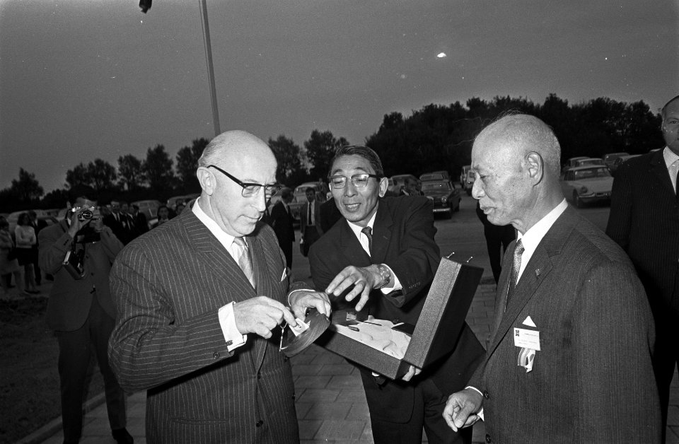 De burgemeester wordt verwelkomd. In het midden de heer Kobayashi (directeur Can, Bestanddeelnr 921-7134