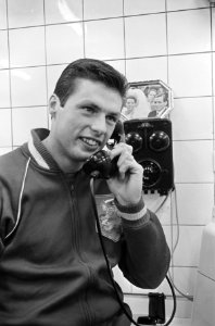 De Ajaxied Wim Suurbier pleegt nog even een telefoontje voor hij zijn debuut maa, Bestanddeelnr 919-7504