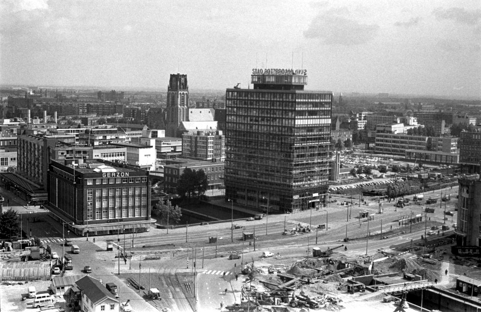 De Blaak met modehuis Gerzon, Stad Rotterdam verzekeringen gebouw, Sint-Laurenskerk en afgesloten Leuvesluis 1967